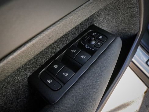 Used 2025 Volvo XC40 B5 Core image 15