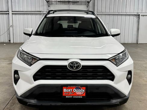 Used 2021 Toyota RAV4 XLE w/ Convenience Package FWD image 2