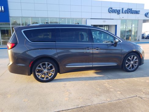 Used 2018 Chrysler Pacifica Limited w/ Tire & Wheel Group image 8