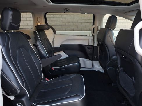 Used 2022 Chrysler Pacifica Limited FWD image 26