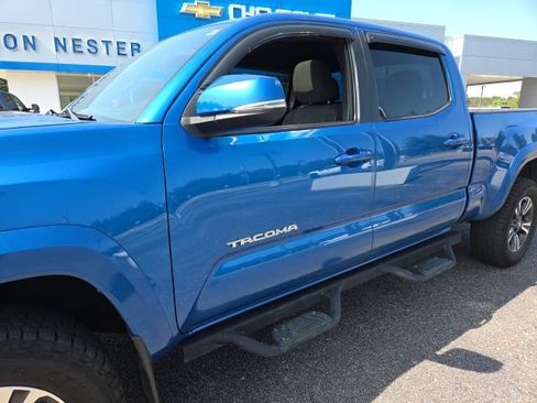 Used 2017 Toyota Tacoma TRD Sport AWD/4WD image 38