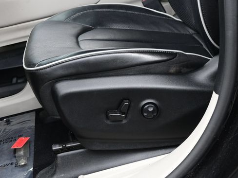 Used 2021 Chrysler Pacifica Limited w/ Uconnect Theater Family Group FWD image 11
