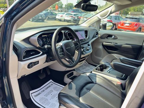 Used 2023 Chrysler Pacifica Touring-L FWD image 11