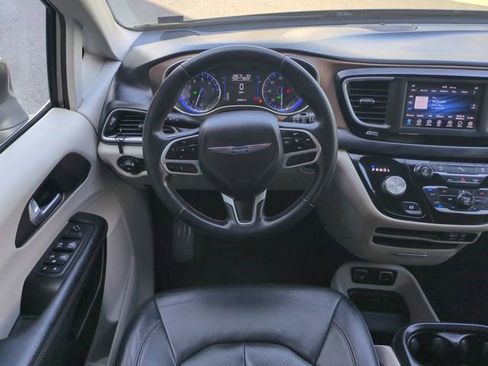 Used 2018 Chrysler Pacifica Touring-L FWD image 16
