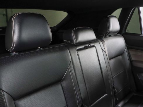 Used 2021 Volkswagen Atlas Cross Sport SE image 28