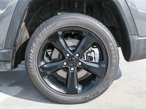 Used 2023 Jeep Grand Cherokee L Laredo image 12