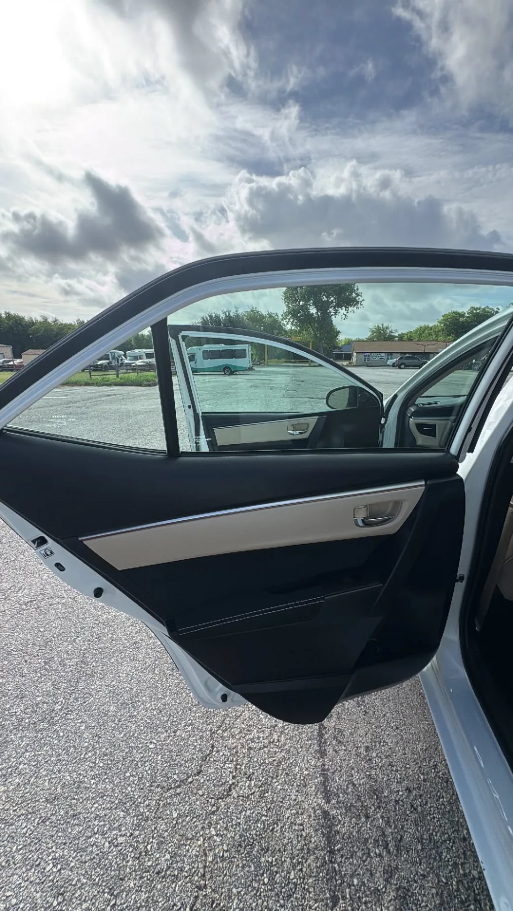 Used 2015 Toyota Corolla LE FWD image 13
