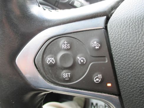 Used 2021 Chevrolet Traverse LT image 25