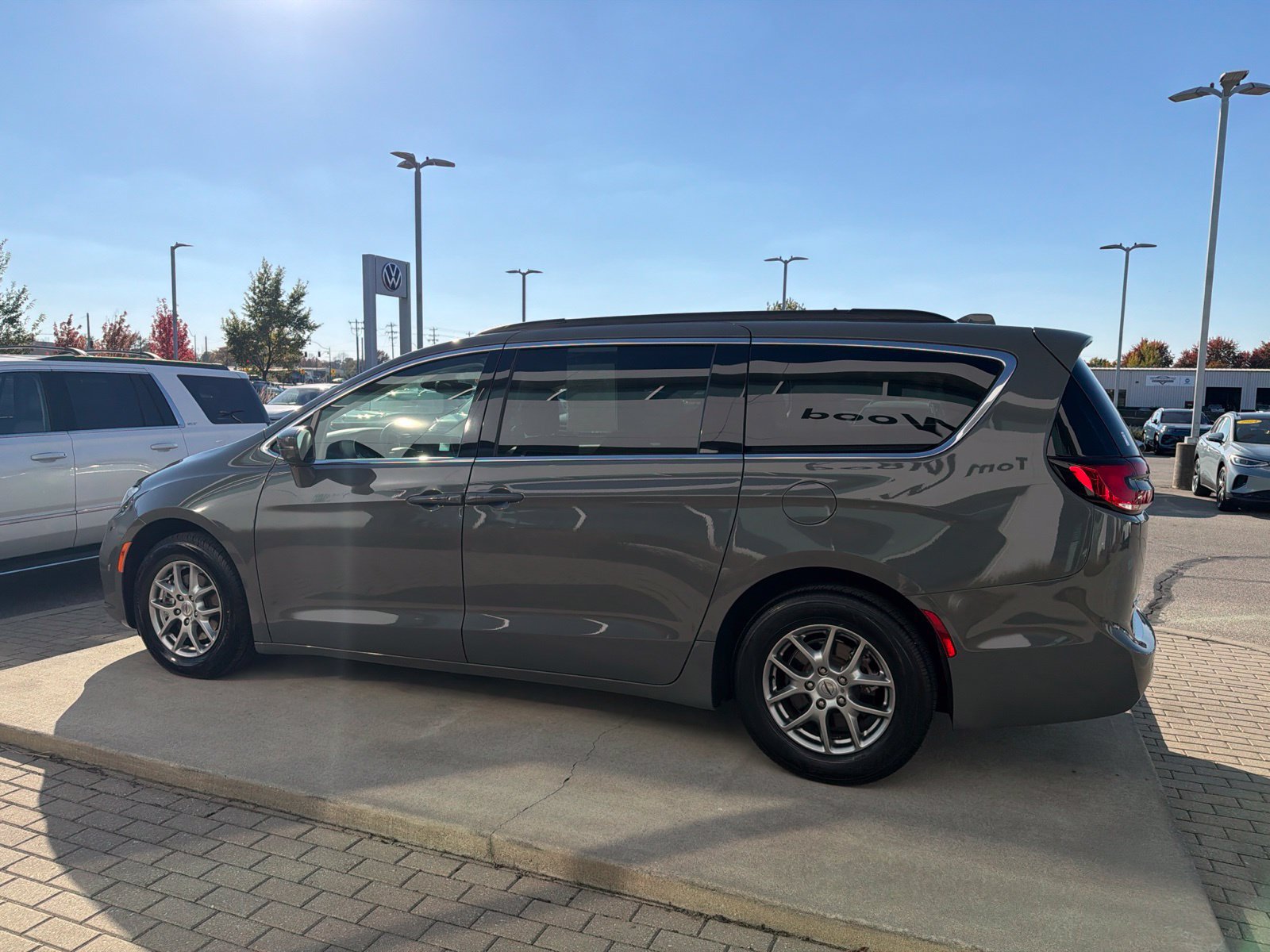 Used 2021 Chrysler Pacifica Touring w/ Cold Weather Group FWD image 9