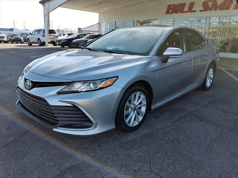 Used 2021 Toyota Camry LE image 3