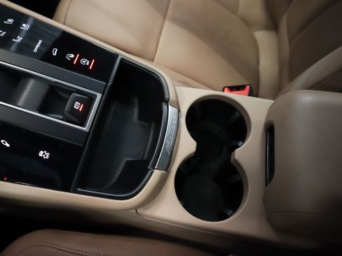 Used 2024 Porsche Macan AWD/4WD image 16