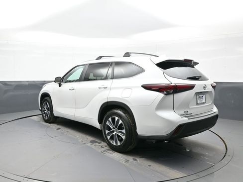 Certified 2024 Toyota Highlander XLE image 8