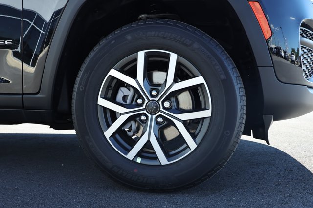 New 2027 Jeep Grand Cherokee Laredo RWD image 5
