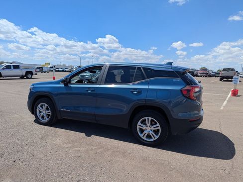 Used 2024 GMC Terrain SLE image 3