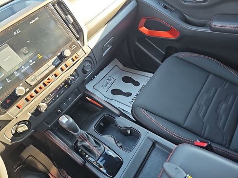 Used 2025 Nissan Frontier PRO-4X image 28