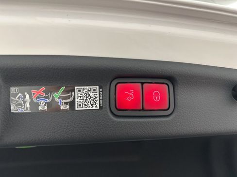 Used 2025 Mercedes-Benz C 300 Sedan image 25