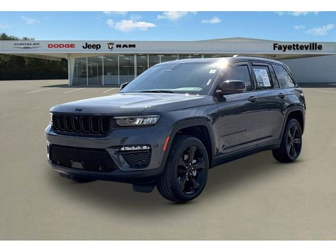 Used 2025 Jeep Grand Cherokee Limited w/ Luxury Tech Group II image 8