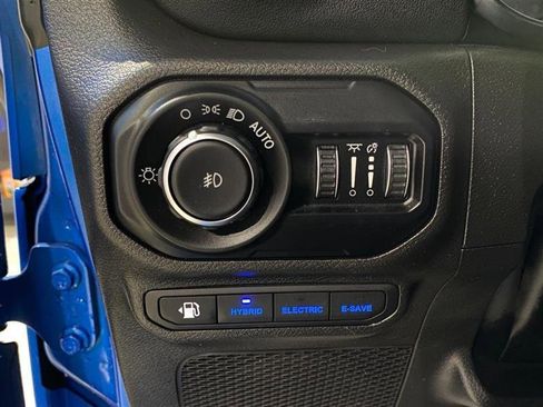 Used 2022 Jeep Wrangler Unlimited Sahara w/ Cold Weather Group AWD/4WD image 16
