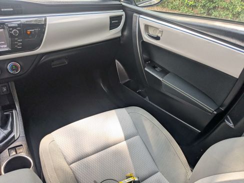 Used 2015 Toyota Corolla LE FWD image 16