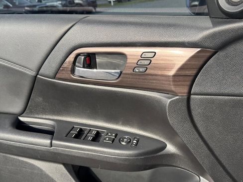 Used 2017 Honda Accord Touring image 17