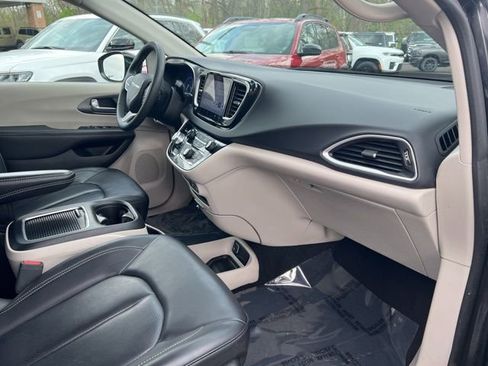 Used 2024 Chrysler Pacifica Touring-L image 29