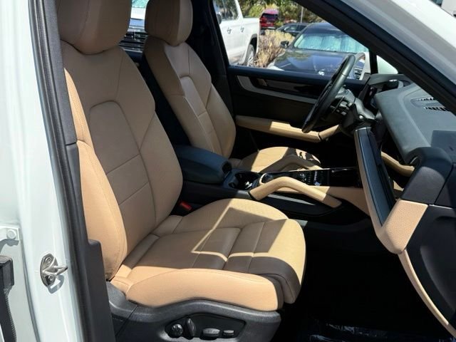 Used 2025 Porsche Cayenne AWD/4WD image 19