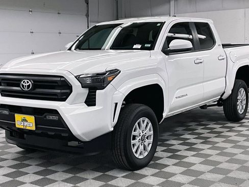 Used 2025 Toyota Tacoma SR5 AWD/4WD image 12