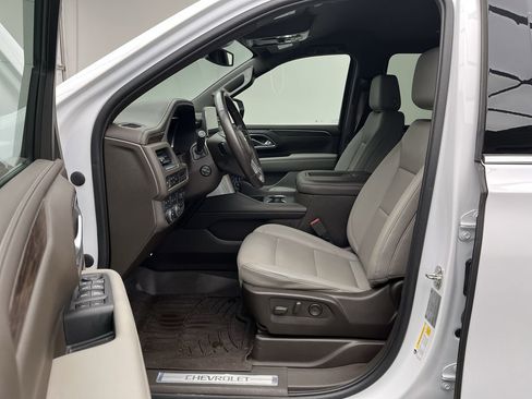 Used 2023 Chevrolet Suburban LT w/ Luxury Package image 3