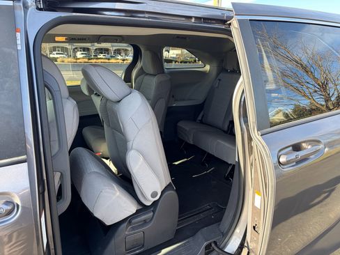 Used 2023 Toyota Sienna LE image 24