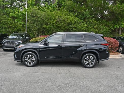Used 2023 Toyota Highlander XLE AWD/4WD image 2