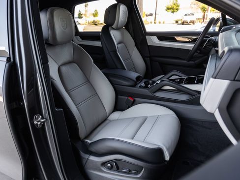 Certified 2026 Porsche Cayenne E-Hybrid AWD/4WD image 48