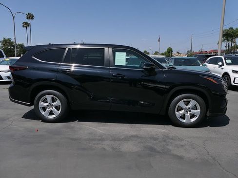 Used 2024 Toyota Highlander LE FWD image 2