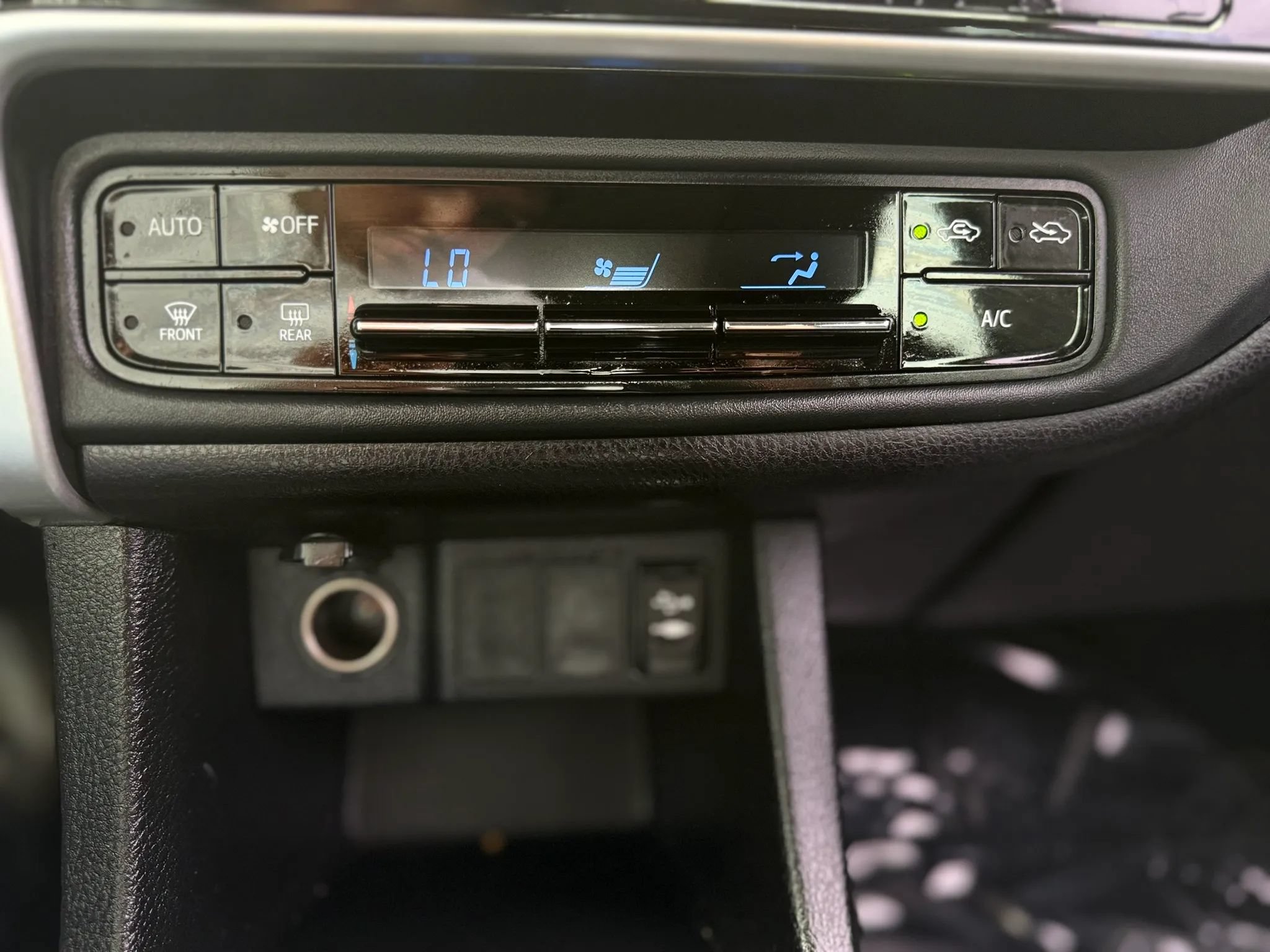 Used 2019 Toyota Corolla LE FWD image 23