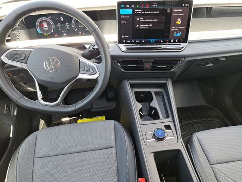 New 2026 Volkswagen Tiguan SE FWD image 18