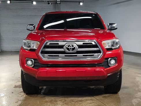 Used 2017 Toyota Tacoma Limited image 2