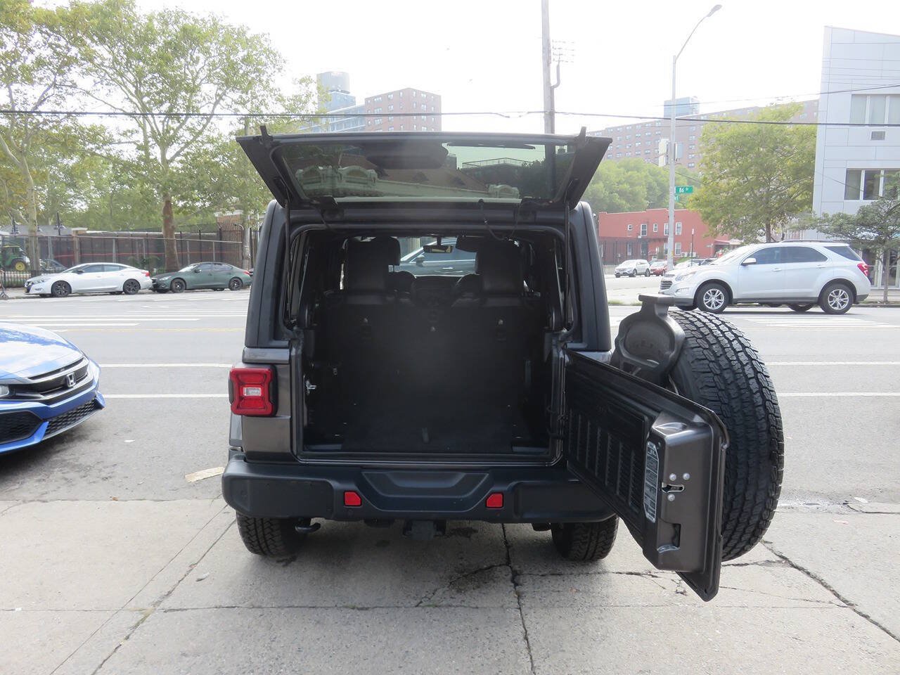Used 2018 Jeep Wrangler Unlimited Sahara AWD/4WD image 22