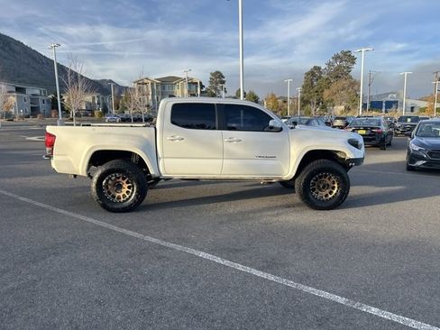 Used 2017 Toyota Tacoma TRD Sport image 2