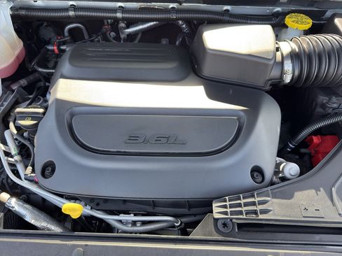 Used 2024 Chrysler Pacifica Touring-L image 37