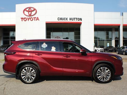 Used 2024 Toyota Highlander Platinum image 1