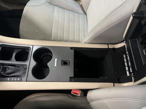 Used 2019 Ford Taurus SE FWD image 18