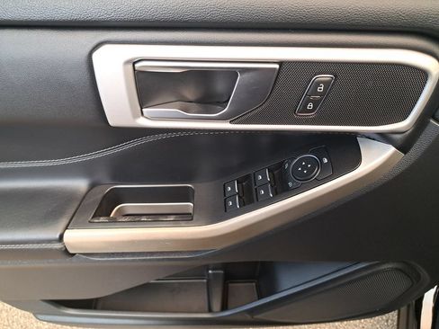 Used 2022 Ford Explorer XLT w/ Equipment Group 202A AWD/4WD image 19