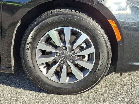 Used 2021 Chrysler Pacifica Touring-L image 8