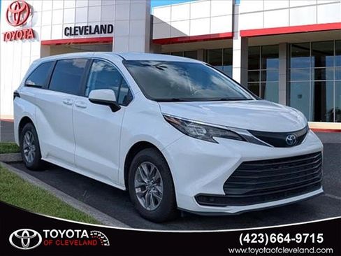 Used 2024 Toyota Sienna LE FWD image 1