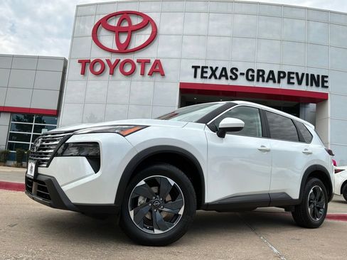 Used 2025 Nissan Rogue SV AWD/4WD image 2