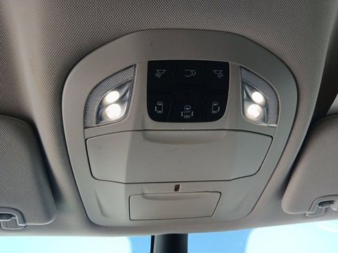 Used 2023 Chrysler Pacifica Touring-L image 32