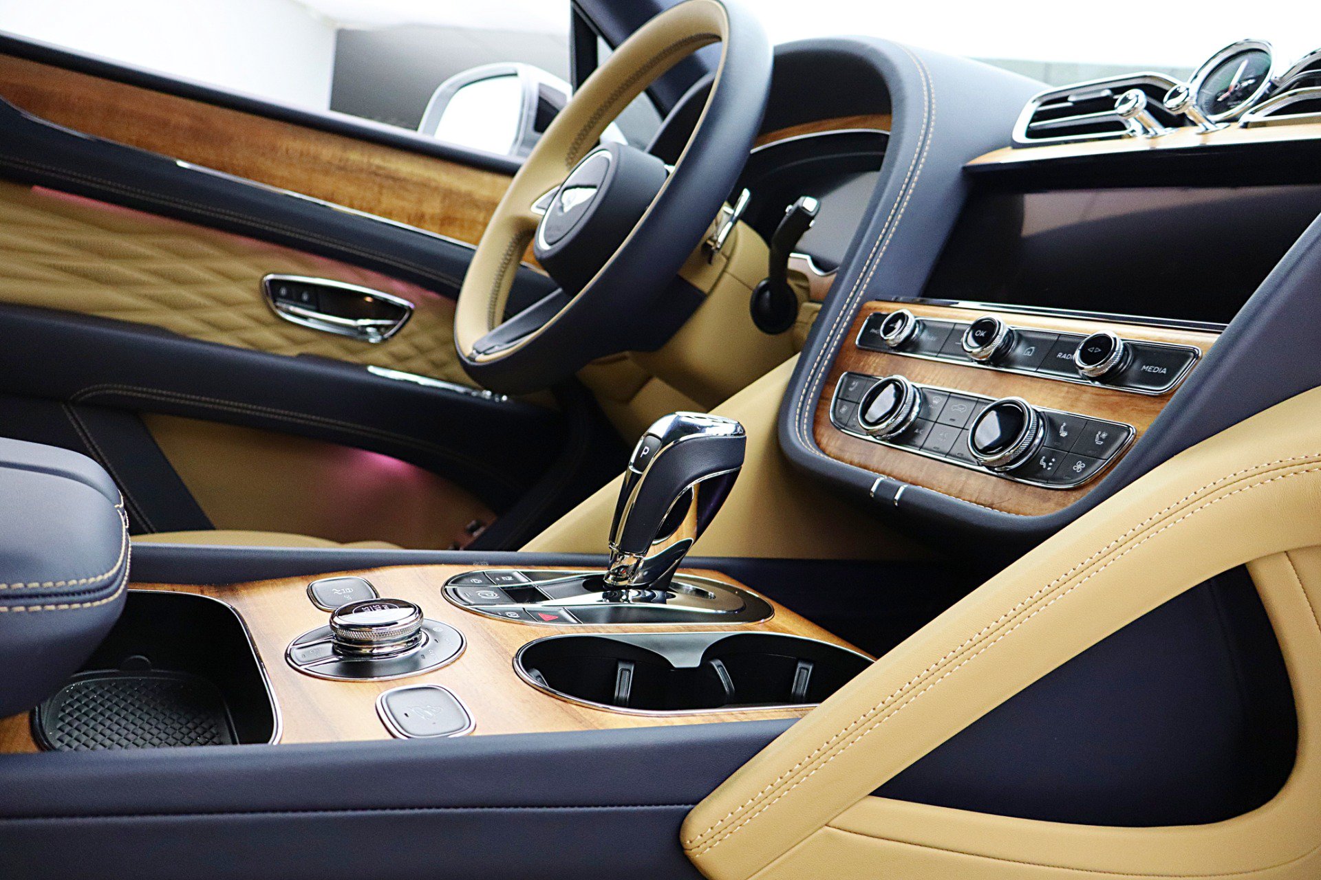 Used 2025 Bentley Bentayga AWD/4WD image 38