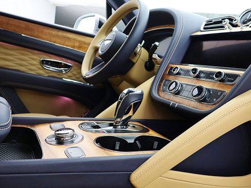 Used 2025 Bentley Bentayga AWD/4WD image 38