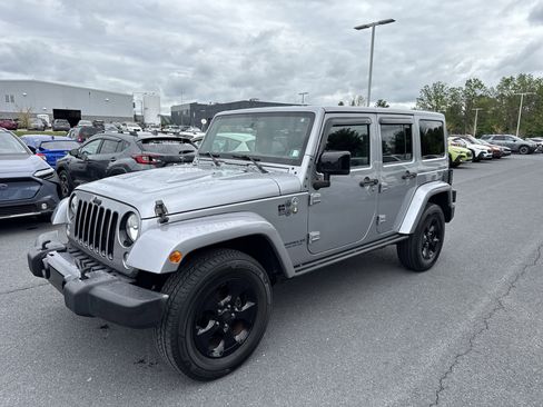 Used 2015 Jeep Wrangler Unlimited Sahara AWD/4WD image 19