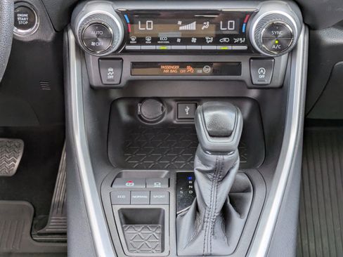 Used 2022 Toyota RAV4 XLE w/ Convenience Package FWD image 17