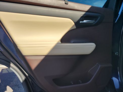 Used 2022 Toyota Highlander XLE FWD image 10